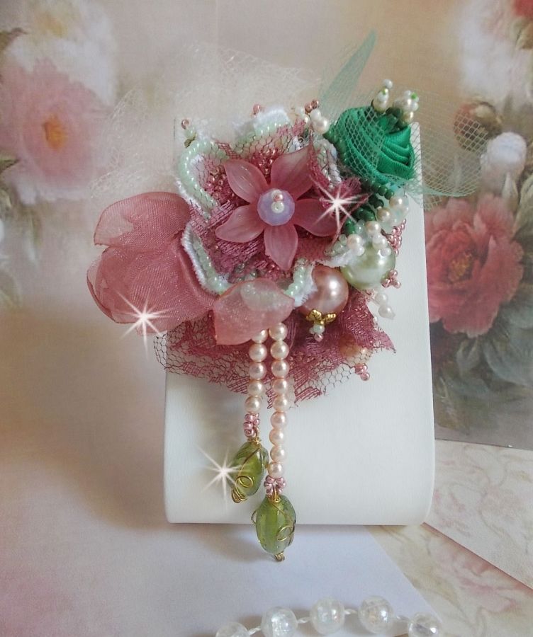 Pregadeira em pó macio criada com renda, fita de organza, contas Swarovski, miçangas de vidro e contas de sementes 