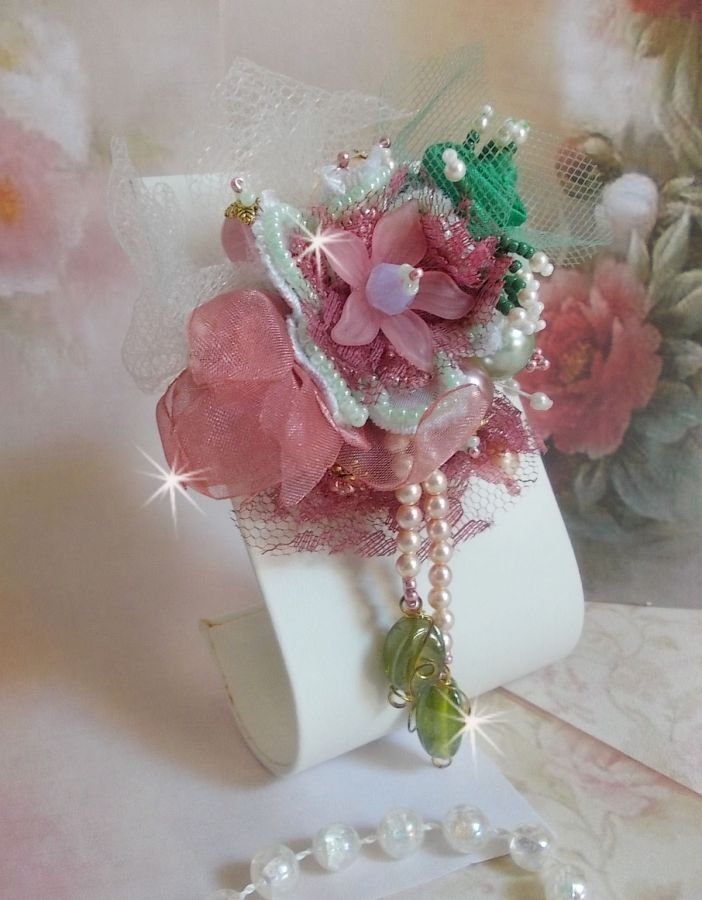Pregadeira em pó macio criada com renda, fita de organza, contas Swarovski, miçangas de vidro e contas de sementes 