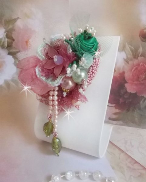 Pregadeira em p&oacute; macio criada com renda, fita de organza, contas Swarovski, mi&ccedil;angas de vidro e contas de sementes 