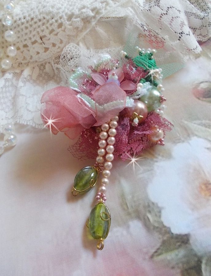 Pregadeira em pó macio criada com renda, fita de organza, contas Swarovski, miçangas de vidro e contas de sementes 