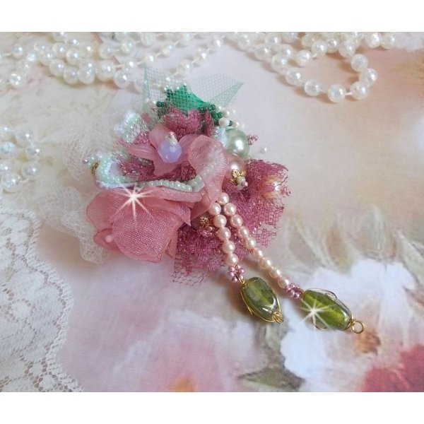 Pregadeira em p&oacute; macio criada com renda, fita de organza, contas Swarovski, mi&ccedil;angas de vidro e contas de sementes 