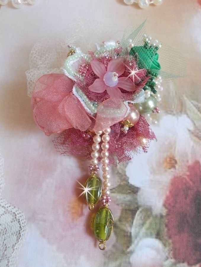 Pregadeira em pó macio criada com renda, fita de organza, contas Swarovski, miçangas de vidro e contas de sementes 