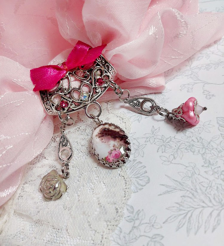 Broche Luna cr&eacute;&eacute;e avec cabochon et clochette verre, pendentifs arabesques m&eacute;tal et perles cristal Swarovski