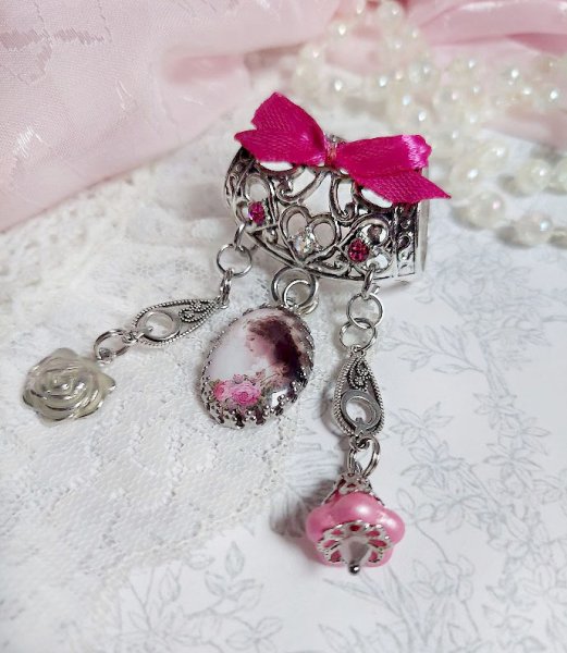 Broche Luna cr&eacute;&eacute;e avec cabochon et clochette verre, pendentifs arabesques m&eacute;tal et perles cristal Swarovski