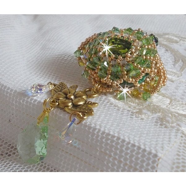 Broche Garden Party brod&eacute;e avec des cristaux de Swarovski, un cabochon vert Olivine en verre de boh&egrave;me des ann&eacute;es 1960 et des rocailles