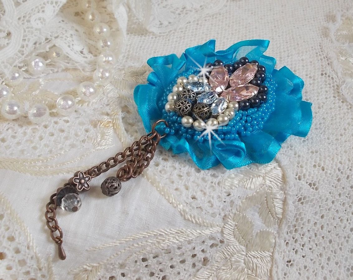 Belle Epoque Haute-Couture broche é bordado com cristais Swarovski, pérolas redondas, encantos, fitas e missangas de sementes