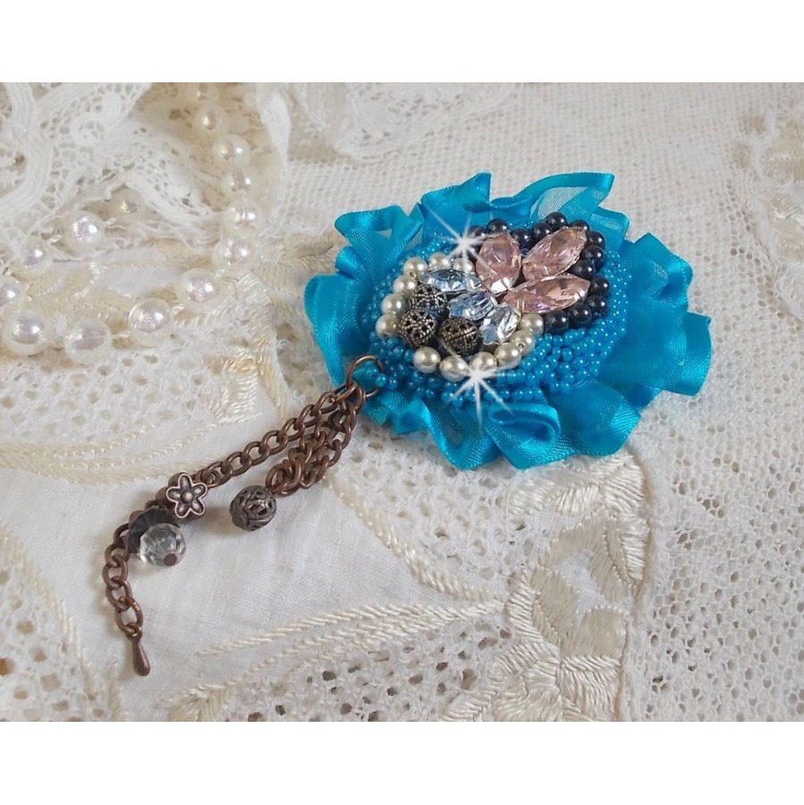 Belle Epoque Haute-Couture broche é bordado com cristais Swarovski, pérolas redondas, encantos, fitas e missangas de sementes