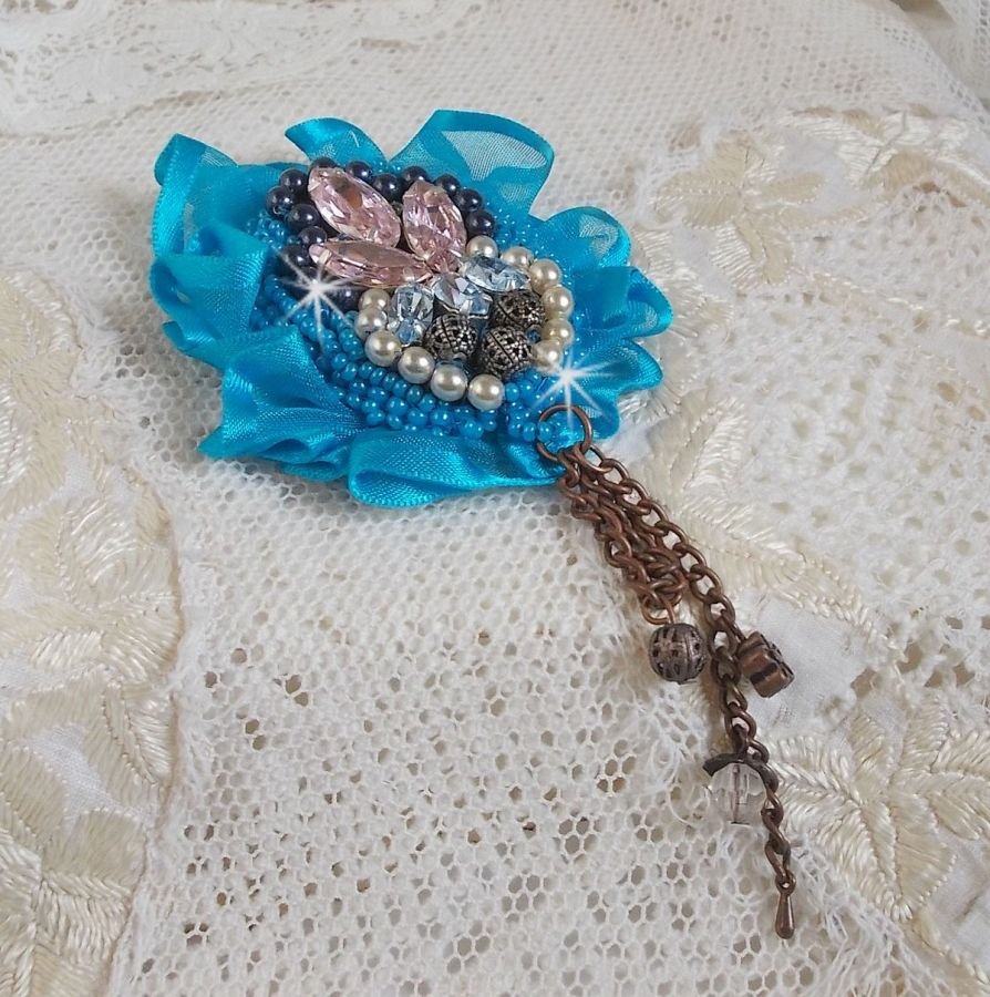 Belle Epoque Haute-Couture broche é bordado com cristais Swarovski, pérolas redondas, encantos, fitas e missangas de sementes