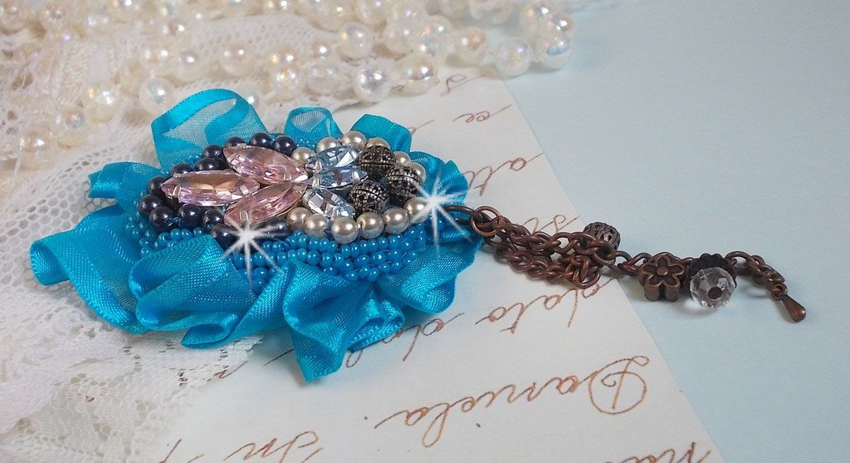Belle Epoque Haute-Couture broche é bordado com cristais Swarovski, pérolas redondas, encantos, fitas e missangas de sementes