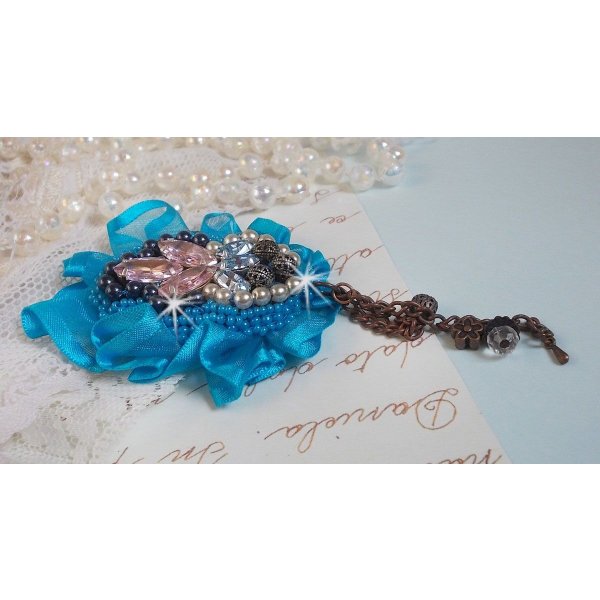 Belle Epoque Haute-Couture broche é bordado com cristais Swarovski, pérolas redondas, encantos, fitas e missangas de sementes