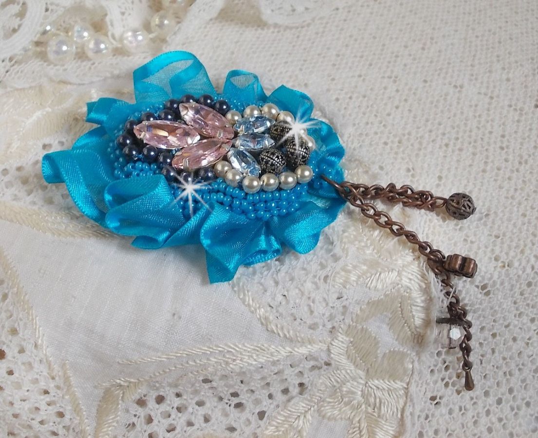 Belle Epoque Haute-Couture broche é bordado com cristais Swarovski, pérolas redondas, encantos, fitas e missangas de sementes
