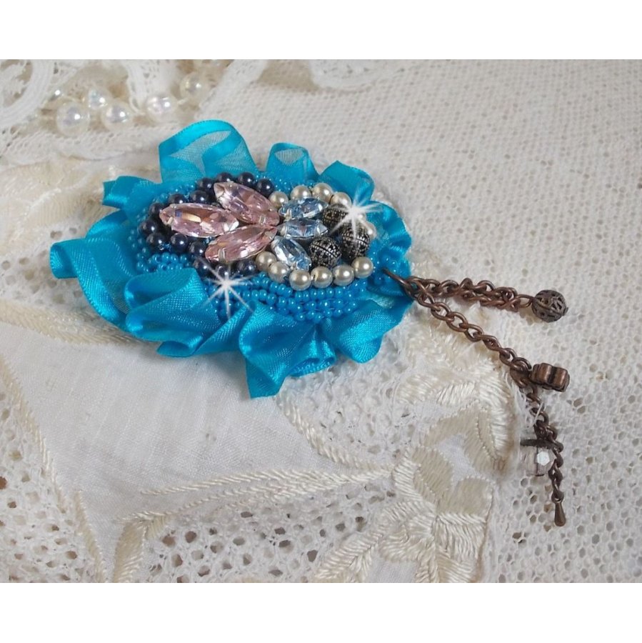 Belle Epoque Haute-Couture broche é bordado com cristais Swarovski, pérolas redondas, encantos, fitas e missangas de sementes