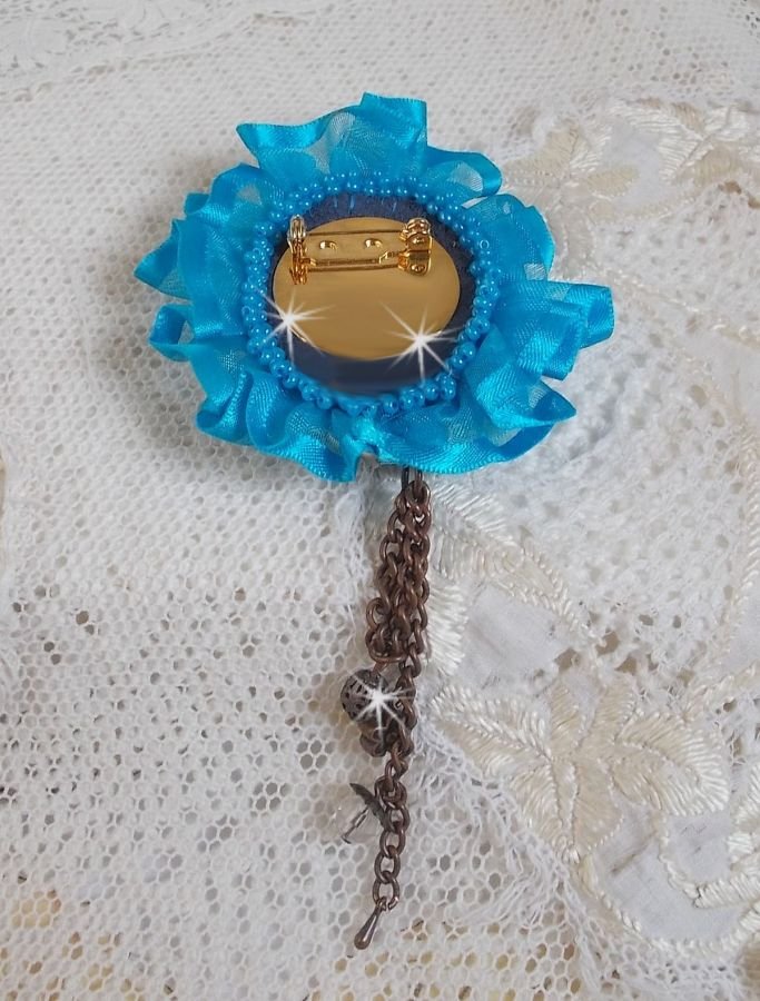 Belle Epoque Haute-Couture broche é bordado com cristais Swarovski, pérolas redondas, encantos, fitas e missangas de sementes