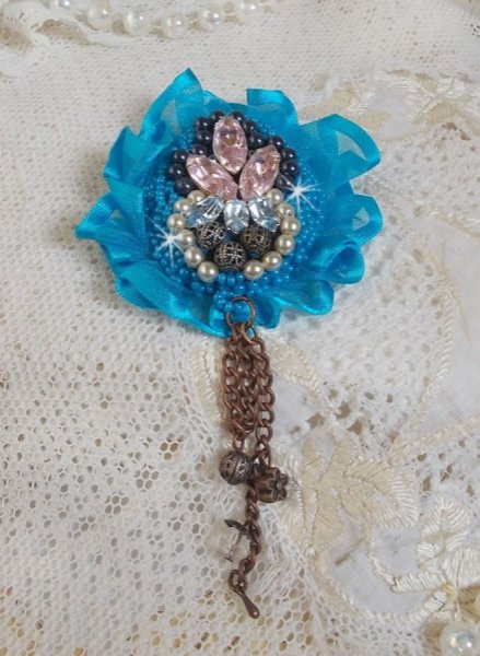 Belle Epoque Haute-Couture broche &eacute; bordado com cristais Swarovski, p&eacute;rolas redondas, encantos, fitas e missangas de sementes