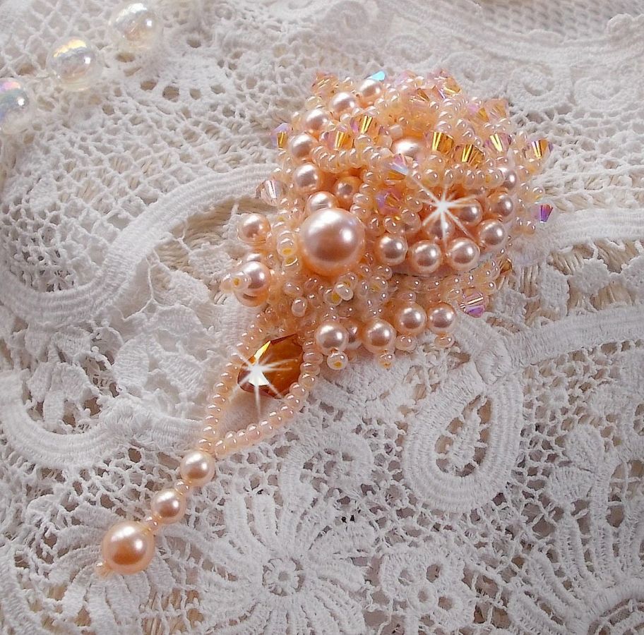 Broche de beleza Idylle bordado com cristais Swarovski, pérolas redondas e pérolas de sementes