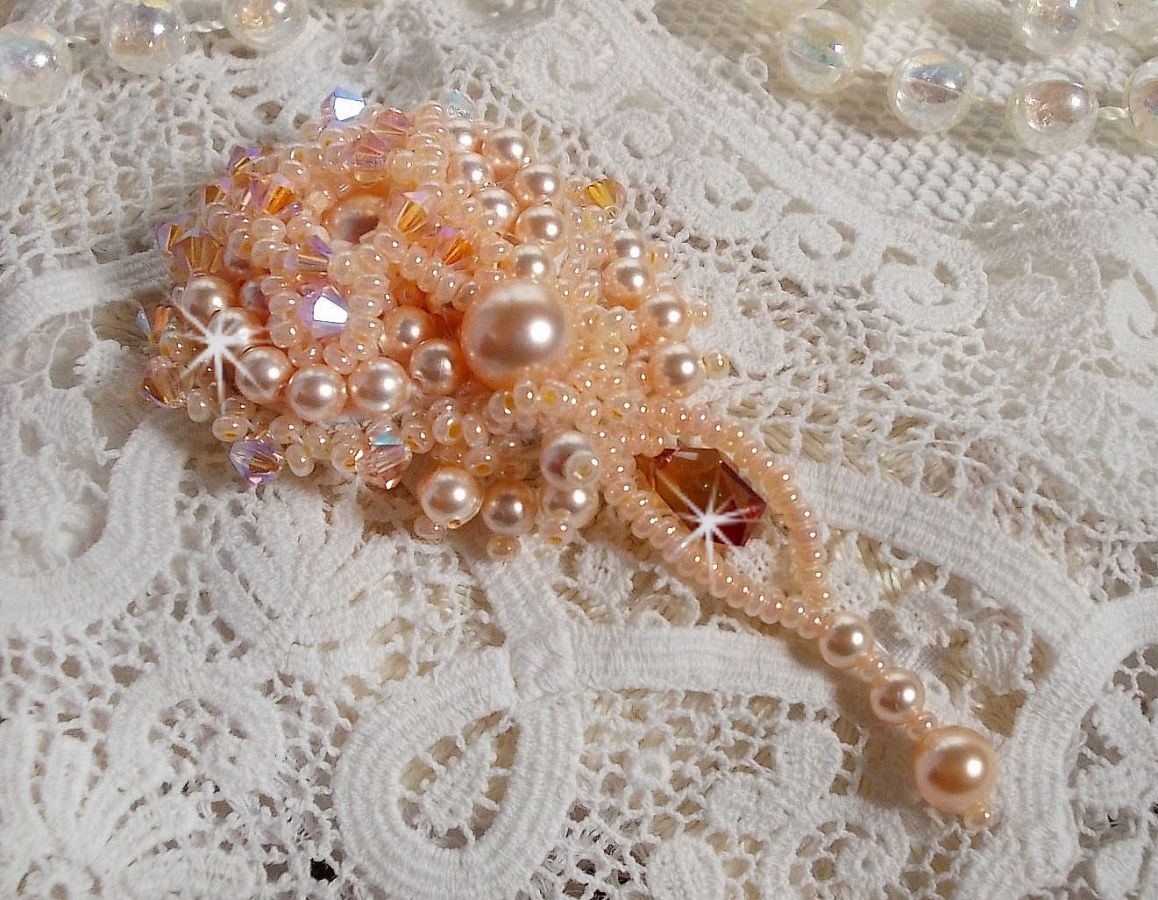 Broche de beleza Idylle bordado com cristais Swarovski, pérolas redondas e pérolas de sementes