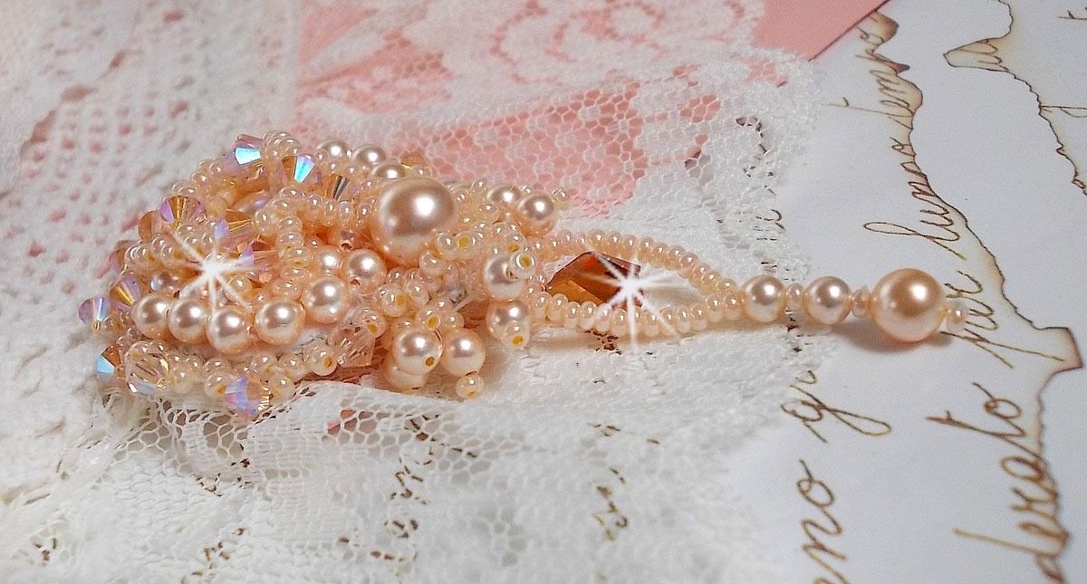 Broche de beleza Idylle bordado com cristais Swarovski, pérolas redondas e pérolas de sementes