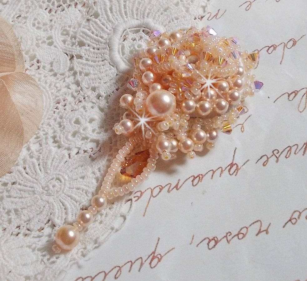 Broche de beleza Idylle bordado com cristais Swarovski, pérolas redondas e pérolas de sementes