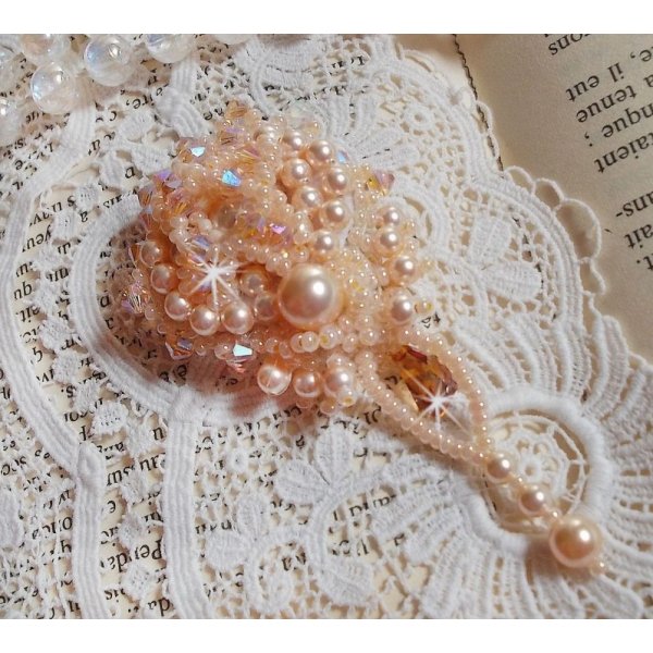 Broche de beleza Idylle bordado com cristais Swarovski, p&eacute;rolas redondas e p&eacute;rolas de sementes