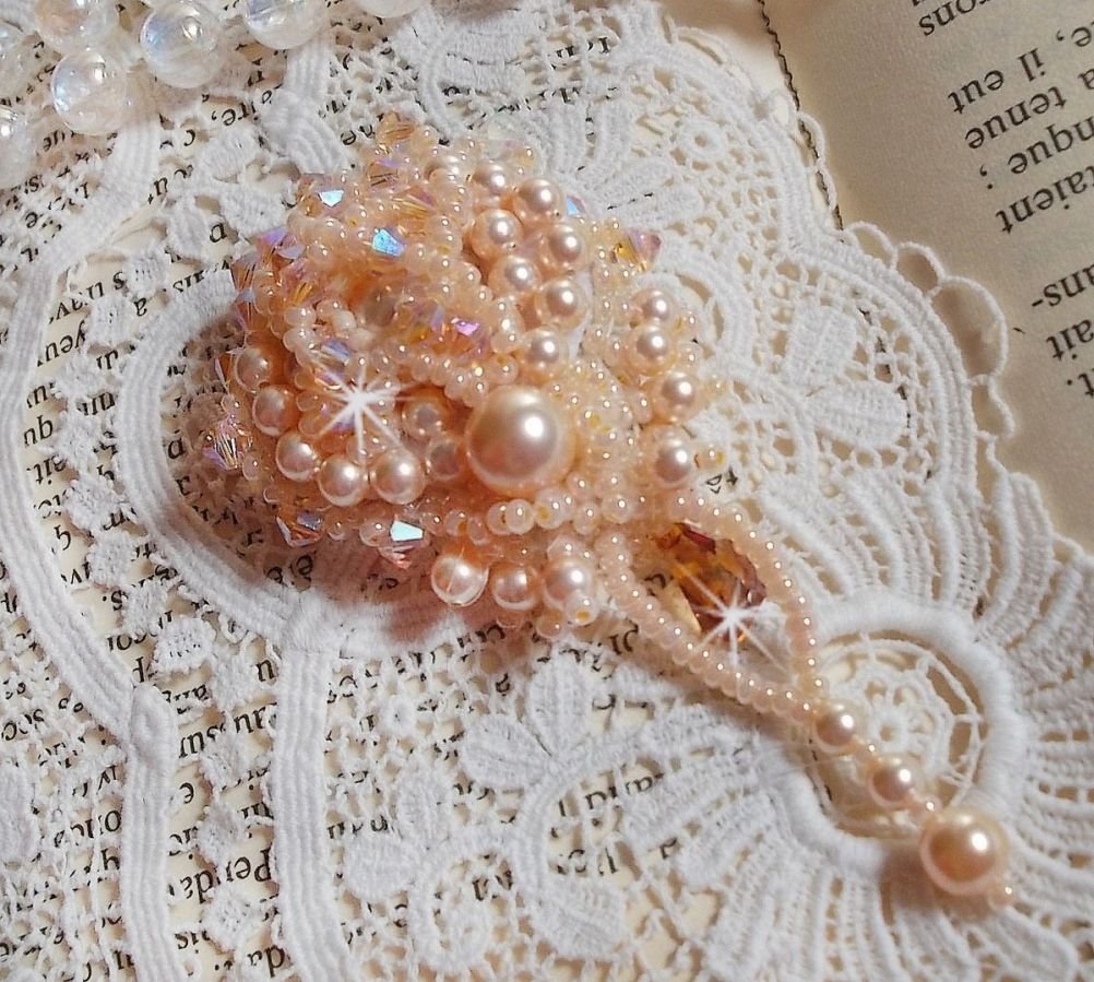 Broche de beleza Idylle bordado com cristais Swarovski, pérolas redondas e pérolas de sementes