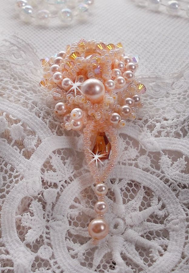 Broche de beleza Idylle bordado com cristais Swarovski, pérolas redondas e pérolas de sementes