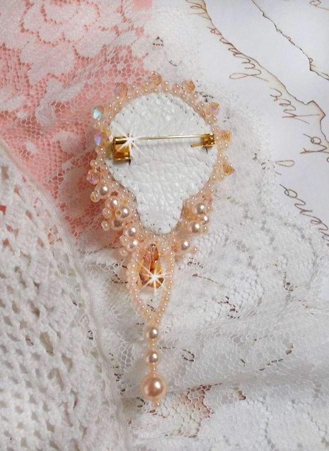Broche de beleza Idylle bordado com cristais Swarovski, pérolas redondas e pérolas de sementes