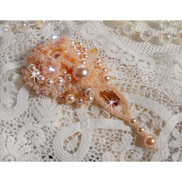Broche de beleza Idylle bordado com cristais Swarovski, p&eacute;rolas redondas e p&eacute;rolas de sementes