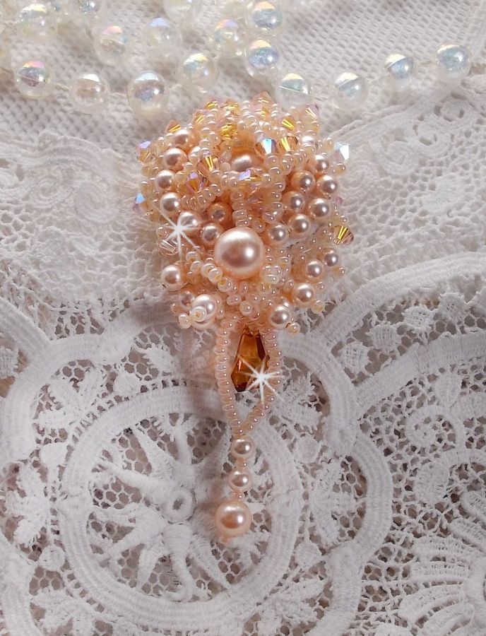 Broche de beleza Idylle bordado com cristais Swarovski, pérolas redondas e pérolas de sementes