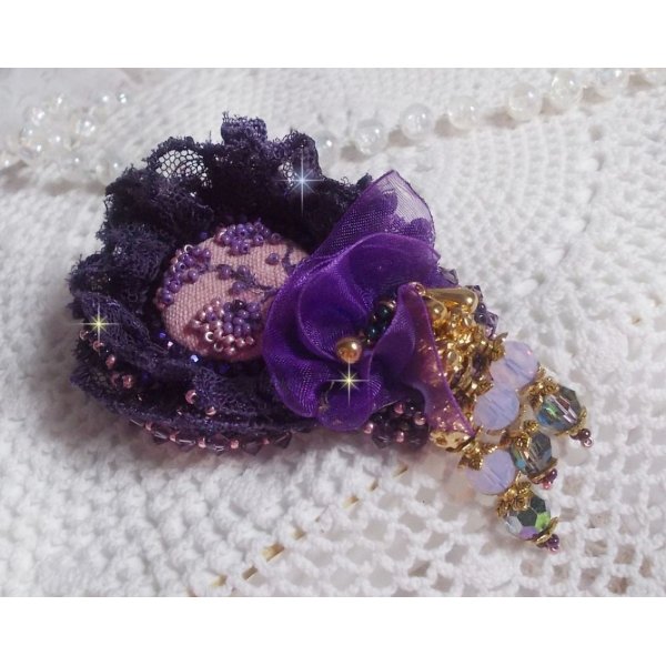 Pregadeira Rom&acirc;ntica Senhora bordada com renda roxa dos anos 50, cristais, missangas de sementes e contas de vidro