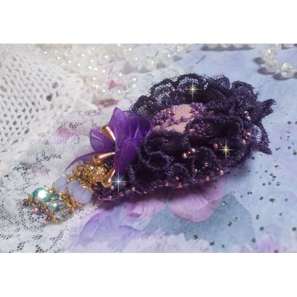 Pregadeira Rom&acirc;ntica Senhora bordada com renda roxa dos anos 50, cristais, missangas de sementes e contas de vidro