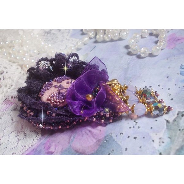 Pregadeira Rom&acirc;ntica Senhora bordada com renda roxa dos anos 50, cristais, missangas de sementes e contas de vidro