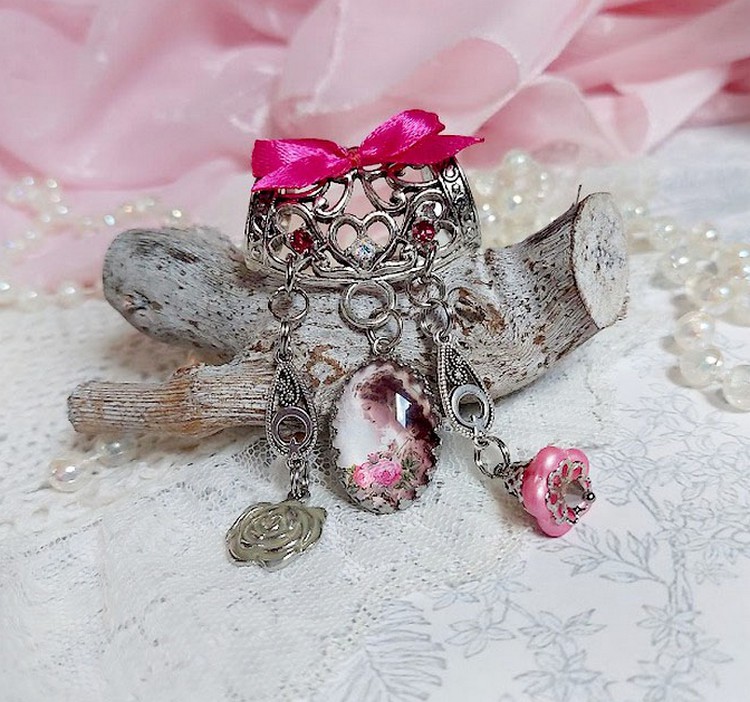 Broche Luna cr&eacute;&eacute;e avec cabochon et clochette verre, pendentifs arabesques m&eacute;tal et perles cristal Swarovski