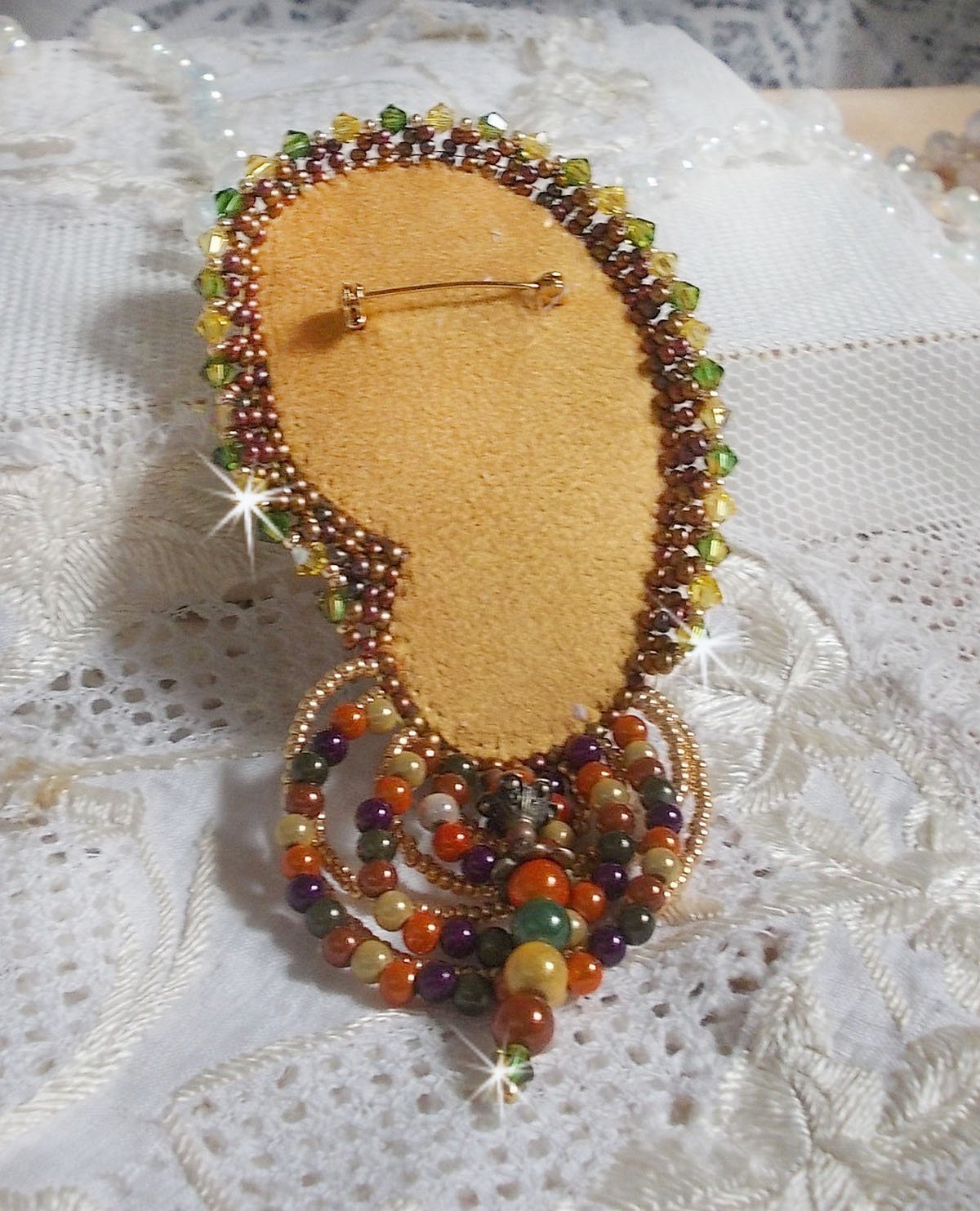 Broche lunar veneziano bordado com fita de seda, contas mágicas e cristais Swarovski