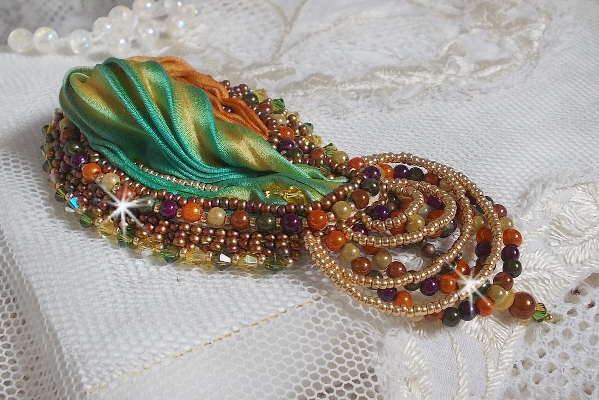 Broche lunar veneziano bordado com fita de seda, contas mágicas e cristais Swarovski