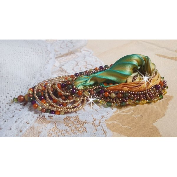 Broche lunar veneziano bordado com fita de seda, contas mágicas e cristais Swarovski