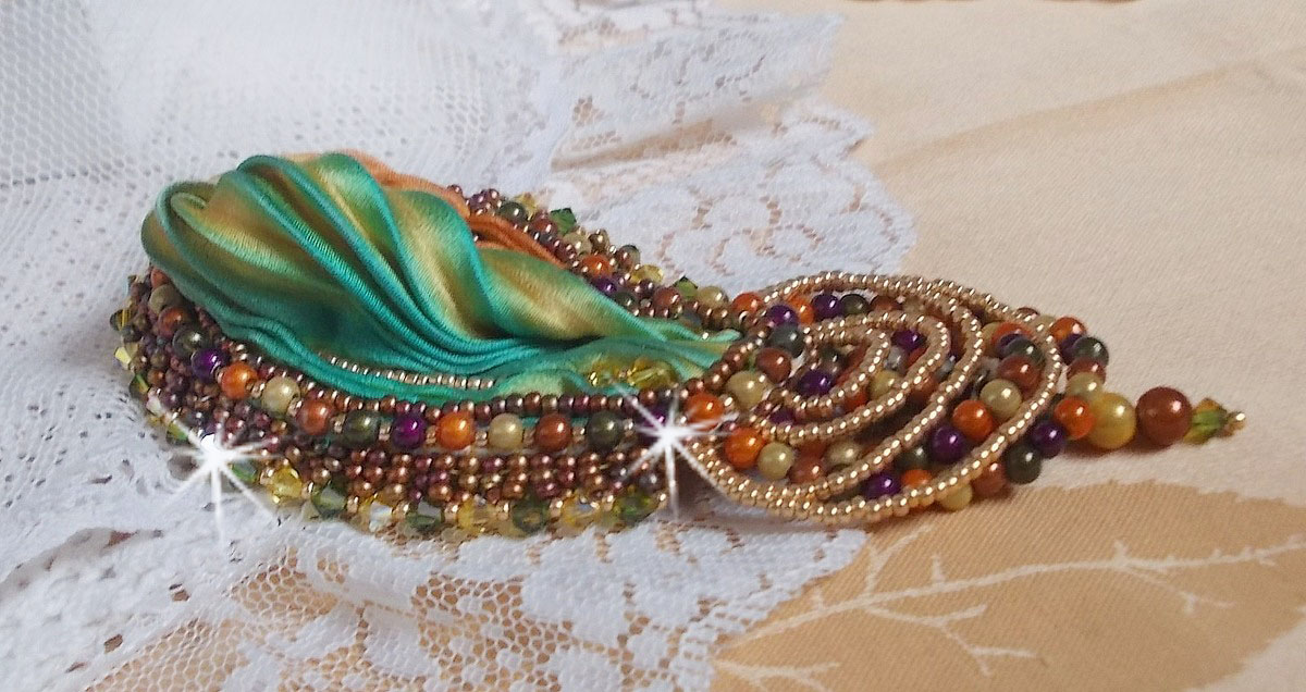 Broche lunar veneziano bordado com fita de seda, contas mágicas e cristais Swarovski