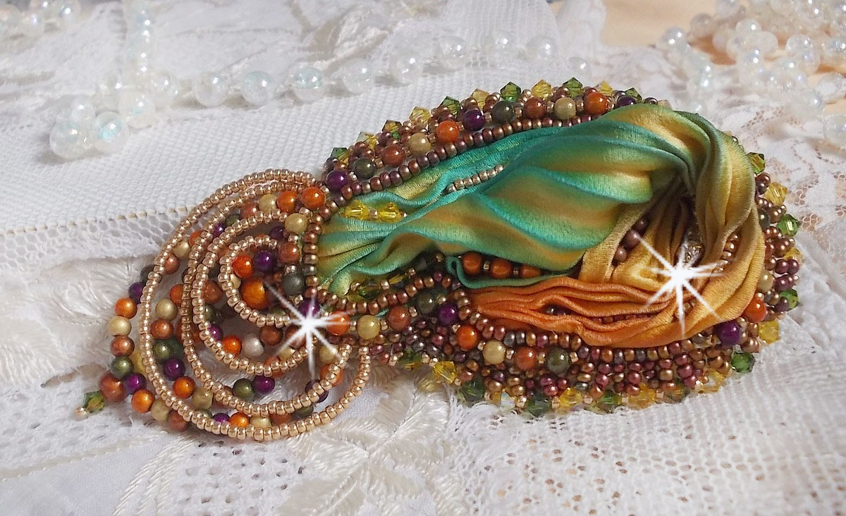 Broche lunar veneziano bordado com fita de seda, contas mágicas e cristais Swarovski