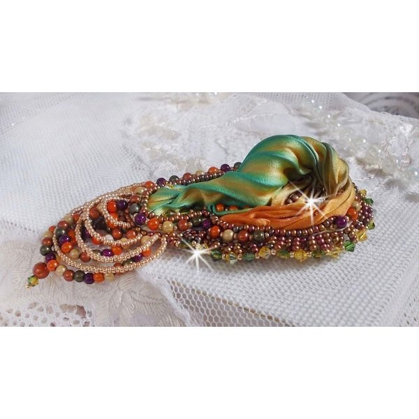 Broche lunar veneziano bordado com fita de seda, contas mágicas e cristais Swarovski