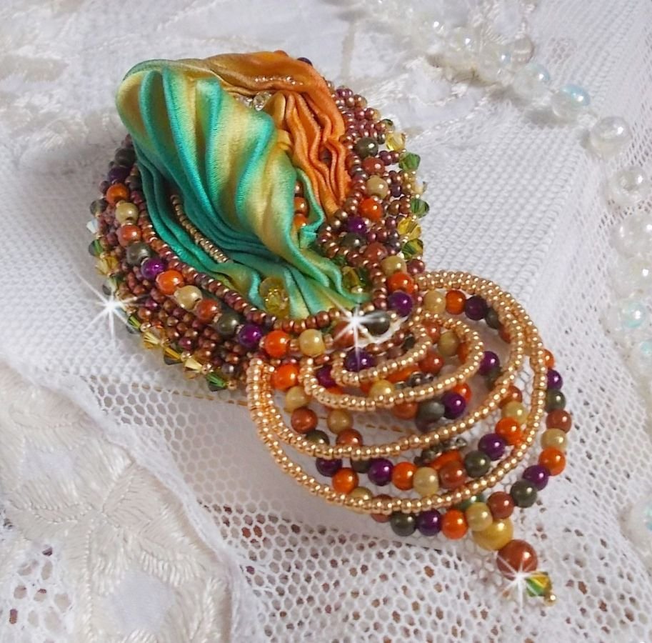 Broche lunar veneziano bordado com fita de seda, contas mágicas e cristais Swarovski