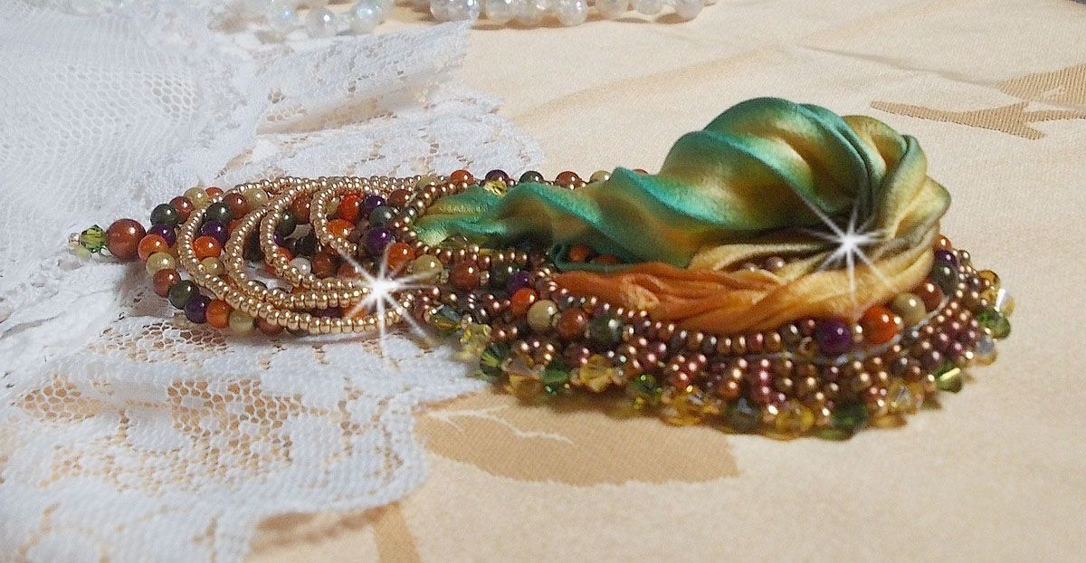 Broche lunar veneziano bordado com fita de seda, contas mágicas e cristais Swarovski