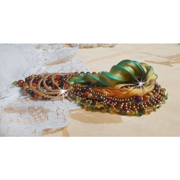 Broche lunar veneziano bordado com fita de seda, contas mágicas e cristais Swarovski