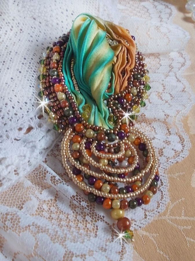 Broche lunar veneziano bordado com fita de seda, contas mágicas e cristais Swarovski