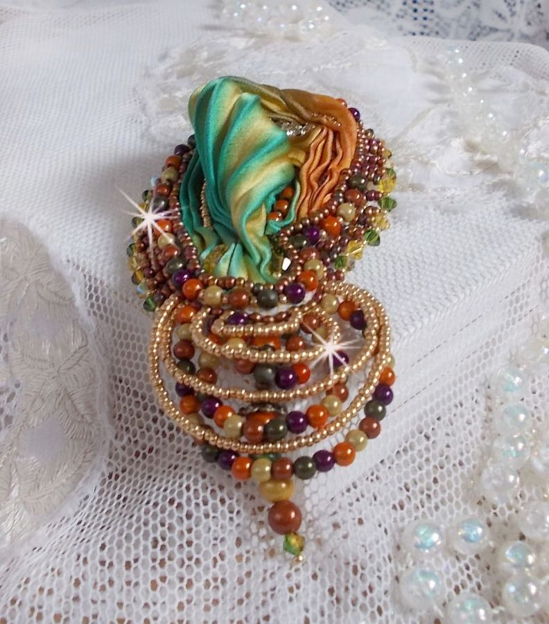 Broche lunar veneziano bordado com fita de seda, contas mágicas e cristais Swarovski