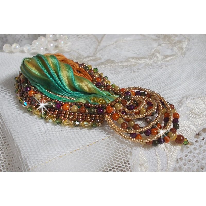 Broche lunar veneziano bordado com fita de seda, contas mágicas e cristais Swarovski