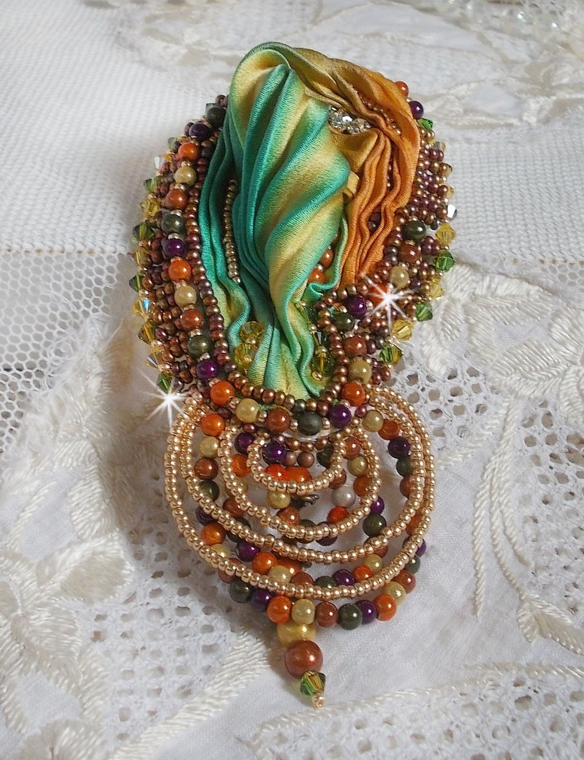 Broche lunar veneziano bordado com fita de seda, contas mágicas e cristais Swarovski