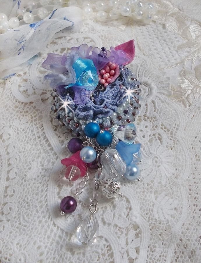 Mademoisellle Bluse Haute-couture broche bordado com cristais Swarovski, pérolas, flores Lucite e belas missangas de sementes