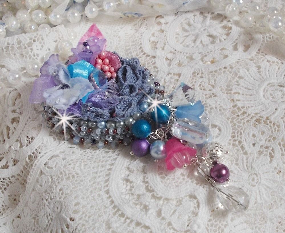 Mademoisellle Bluse Haute-couture broche bordado com cristais Swarovski, pérolas, flores Lucite e belas missangas de sementes
