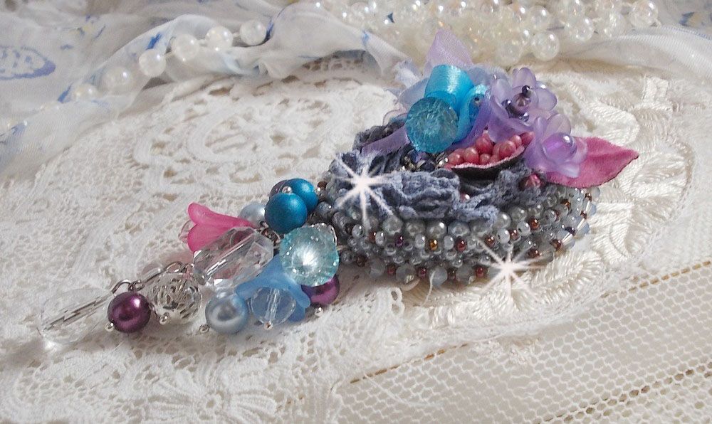 Mademoisellle Bluse Haute-couture broche bordado com cristais Swarovski, pérolas, flores Lucite e belas missangas de sementes