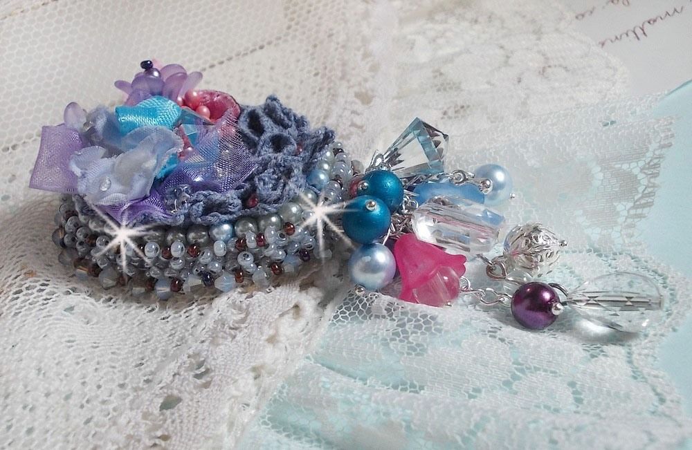 Mademoisellle Bluse Haute-couture broche bordado com cristais Swarovski, pérolas, flores Lucite e belas missangas de sementes