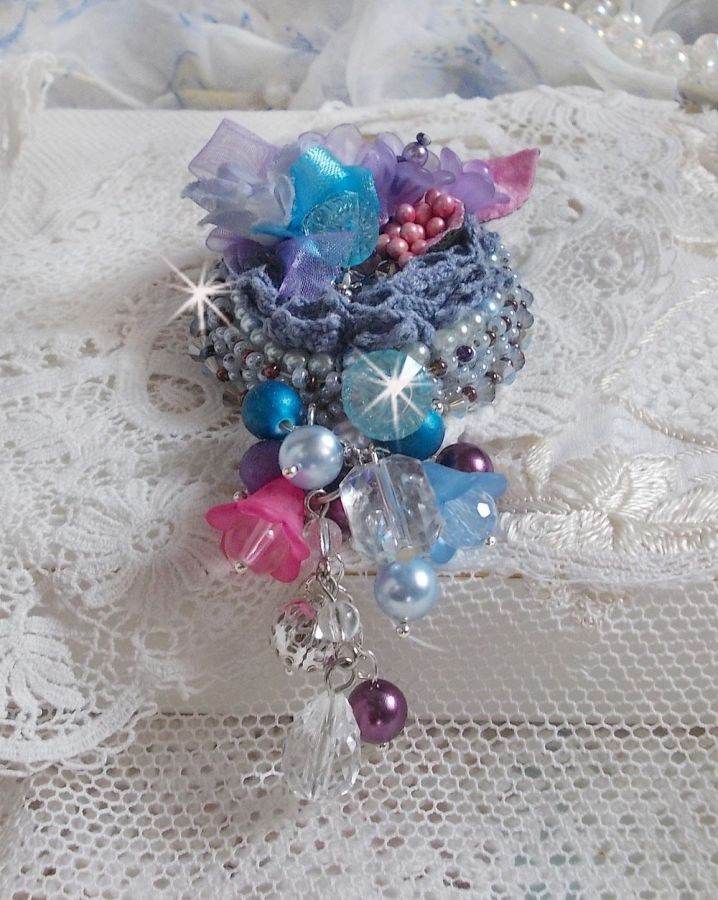 Mademoisellle Bluse Haute-couture broche bordado com cristais Swarovski, pérolas, flores Lucite e belas missangas de sementes